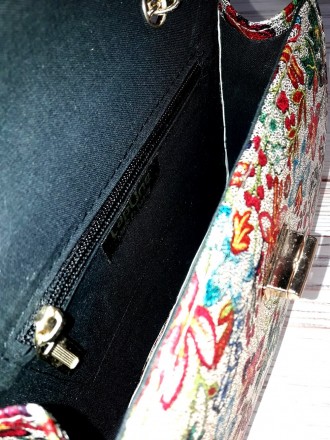 Цветочный принт этой маленькой сумки-клатча внесет в гардероб модницы нотку экст. . фото 7
