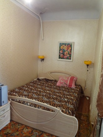 Продам спальный гарнитур (кровать, две тумбочки, шкаф с зеркалами, большой комод. . фото 4