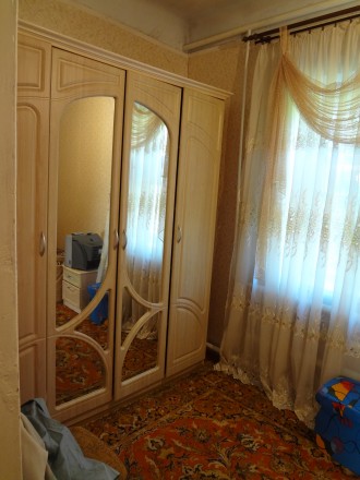 Продам спальный гарнитур (кровать, две тумбочки, шкаф с зеркалами, большой комод. . фото 3