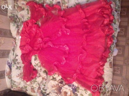 Платье-красное, длина-110 см, сбоку немного разлезлось по шву и надо зашить, цен. . фото 1
