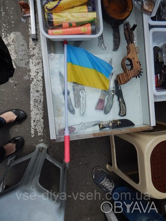Флажок Украины на светящейся палочке, с кнопкой вкл\выкл.3 батарейки в комплекте. . фото 1