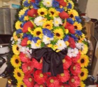 Венок похоронный, цветы и ель искусственные, высота венка - 1м 75см, ширина- 80 . . фото 5