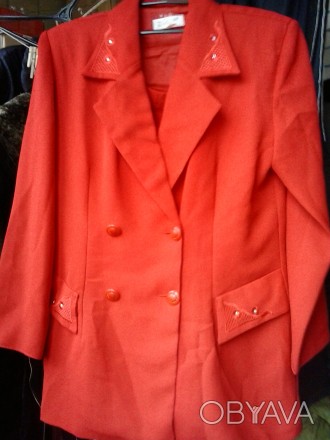 костюмы женские классичесие с юбкой размер:44-46,абсолютно новые;красный сочного. . фото 1