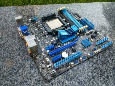 Тип разъема Socket AM3
Чипсет (Северный мост)	AMD 880G
Формфактор	MicroATX
По. . фото 4