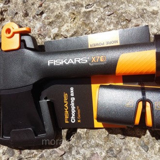 Топор-плотницкий Fiskars X10 S с фирменным дизайном из оранжевого и черного цвет. . фото 4