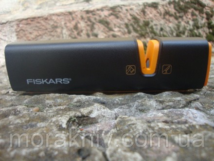 Топор-плотницкий Fiskars X10 S с фирменным дизайном из оранжевого и черного цвет. . фото 8