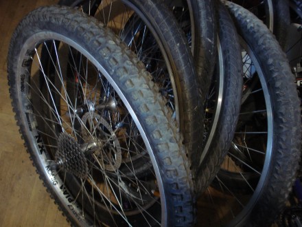 Продам пару отличных универсальных колес в сборе Shimano XTR / Deore XT

Пара . . фото 4