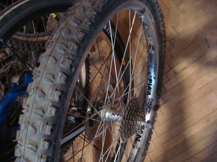 Продам пару отличных универсальных колес в сборе Shimano XTR / Deore XT

Пара . . фото 3