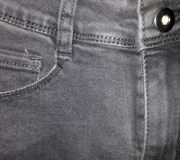 Плотно облегающие черные джинсы "скинни". Подчеркивают стиль и женственность. Эт. . фото 5