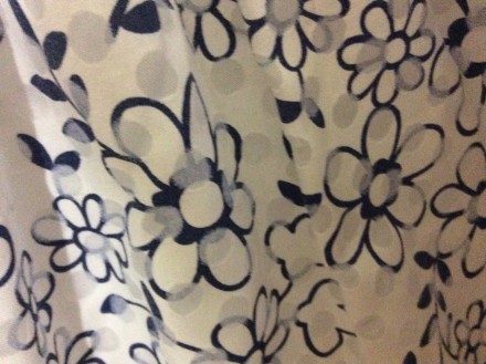 Легкий летний сарафан из тоненькой ткани на подкладке.  На белом фоне цветы темн. . фото 5
