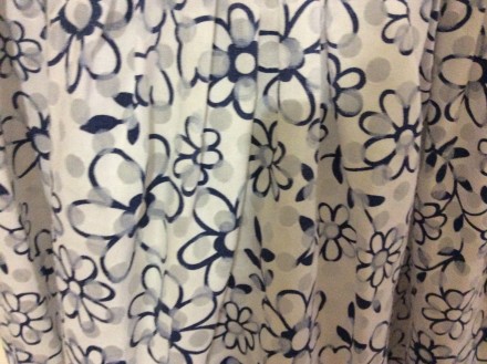 Легкий летний сарафан из тоненькой ткани на подкладке.  На белом фоне цветы темн. . фото 4