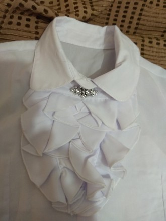 Нарядная блузка для девочки. Цвет - белый. Ткань - хлопок. Б/у в идеальном состо. . фото 3