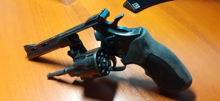 Револьвер Arminius Weihrauch HW4 4" под патрон флобера, с резинопластиковой руко. . фото 4