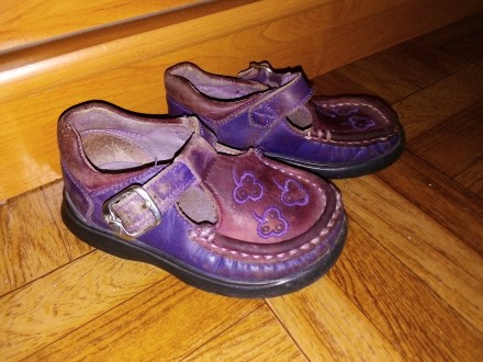 Продам туфельки для девочки Clarks, в хорошем состоянии. 
22 размер,13 см по ст. . фото 3