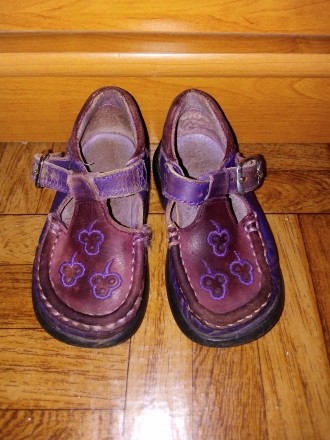 Продам туфельки для девочки Clarks, в хорошем состоянии. 
22 размер,13 см по ст. . фото 2