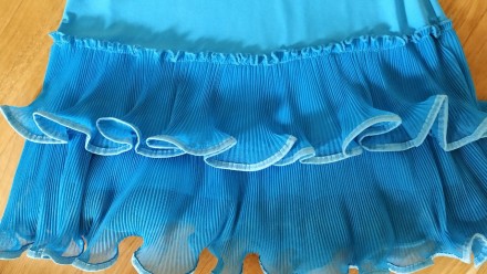 Очень красивый небесно-голубого цвета сарафан с гофрированными шифоновыми оборка. . фото 3
