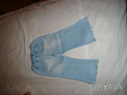 Джинсы голубого цвета с потертостями, на 1,5-2 года, внизу и на карманах вышивка. . фото 1