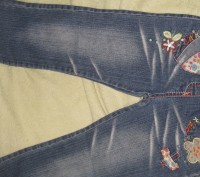 джинсы для девочки 7-8 лет с аппликациями в отличном состоянии. Длина изделия -7. . фото 2