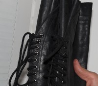Сапоги высокие на шнуровке бренда Guess, Италия
цвет черный
натуральная мягкая. . фото 7