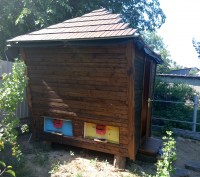 Деревяный домик на 4-х пчелинных ульях по 20 рамок Размер 2*2-2*2-2м Лежаки 2,1*. . фото 2