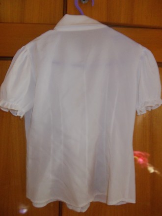 Рубашка детская на 6-9лет тип-шелк, белая,состояние хорошее,Плечи-30см,длинна во. . фото 3