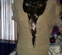 Вязаный жилет серого цвета, спереди с цепочкой (можно убрать), на плечах отделка. . фото 2