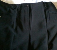 Отличные черные брюки.Классика.
Прямые, приталенные сзади выточками.
Красивый . . фото 6