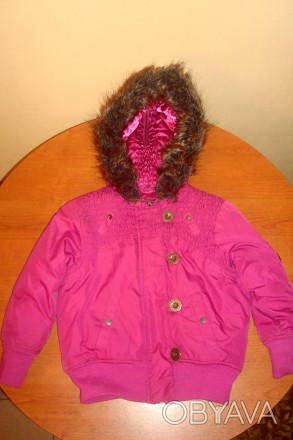 Курточка на девочку ТМ DKNY на резинке с капюшоном.

Возраст - 4
Сезон: весна. . фото 1