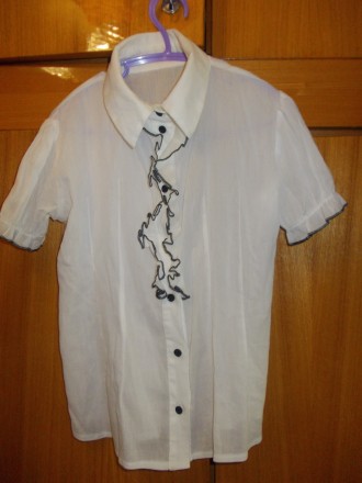 Блузка рубашка детская светлая на 6-7лет черные пуговки,в хорошем состоянии,плеч. . фото 4