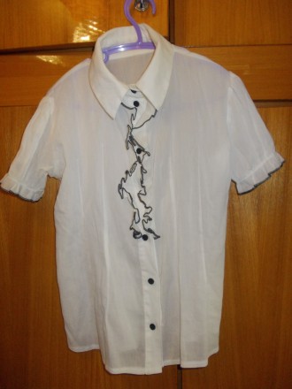 Блузка рубашка детская светлая на 6-7лет черные пуговки,в хорошем состоянии,плеч. . фото 2