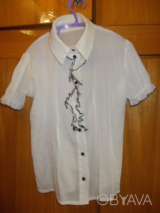 Блузка рубашка детская светлая на 6-7лет черные пуговки,в хорошем состоянии,плеч. . фото 1