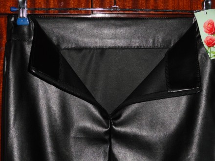 Кожаная юбка из мягкой стрейчевой эко-кожи чёрного цвета.
Полуобхват в поясе 41. . фото 4
