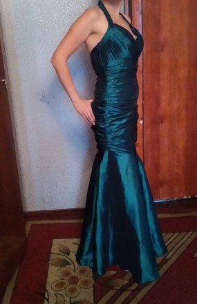 Шикарнейшее платье фасона "Рыбка" ярко-изумрудного цвета с отливом + шарф-накидк. . фото 2
