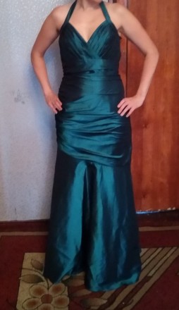 Шикарнейшее платье фасона "Рыбка" ярко-изумрудного цвета с отливом + шарф-накидк. . фото 4