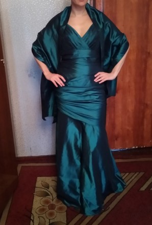 Шикарнейшее платье фасона "Рыбка" ярко-изумрудного цвета с отливом + шарф-накидк. . фото 3