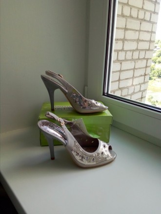 Босоножки на каблуке, очень оригинальные, украшены паетками
Фирма My Darlind
Ц. . фото 3