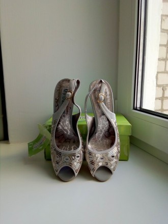 Босоножки на каблуке, очень оригинальные, украшены паетками
Фирма My Darlind
Ц. . фото 4