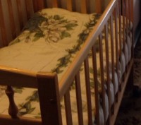 Кроватка Веселка в отличном состоянии, из натурального дерева. Бук очень прочный. . фото 3