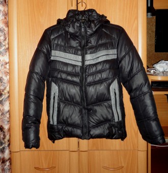 продам курточку на мальчика, б/у, р 140-150 см, цвет черный с серыми вставками. . . фото 2