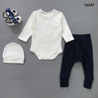 Нарядный набор для мальчика
4 предмета: боди, штанишки, шапочка и пинетки. На б. . фото 3