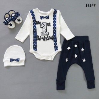 Нарядный набор для мальчика
4 предмета: боди, штанишки, шапочка и пинетки. На б. . фото 2
