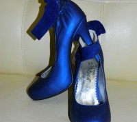 Туфли женские на каблуке синие р. 39 в хорошем состоянии.
Есть небольшие следы . . фото 3