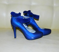 Туфли женские на каблуке синие р. 39 в хорошем состоянии.
Есть небольшие следы . . фото 4