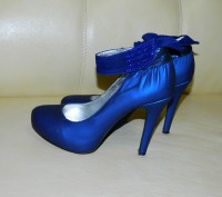 Туфли женские на каблуке синие р. 39 в хорошем состоянии.
Есть небольшие следы . . фото 2