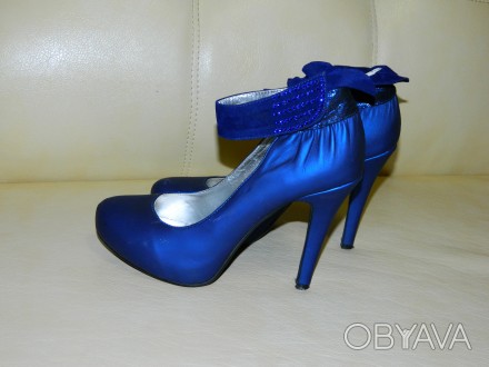 Туфли женские на каблуке синие р. 39 в хорошем состоянии.
Есть небольшие следы . . фото 1