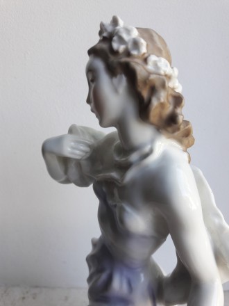 Фарфоровая статуэтка "Девушка", произведена в период c 1934 - 1956 г., на извест. . фото 6