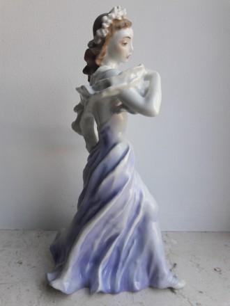Фарфоровая статуэтка "Девушка", произведена в период c 1934 - 1956 г., на извест. . фото 3