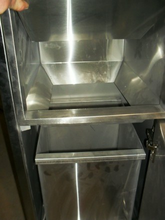 Конструкция тумбы-мусорника приспособлена для приемки грязной одноразовой посуды. . фото 10