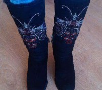 Зимние ботинки с красивыми бабочками из стразов. Верх можно завернуть и носить к. . фото 3