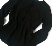 Очень красивая черная блузка от ZARA с оригинальным вырезом. Ткань не прозрачная. . фото 3